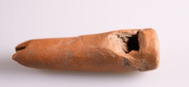 Писак за свиралу или пиштаљка, равно сеченог писка, од пречишћене глине са траговима ситног песка, фрагментована. Дорослово, XVII—XIX век