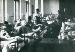 Рањеници војвођанских јединица у борбама на Батинском фронту у болници у Сомбору 1944.
