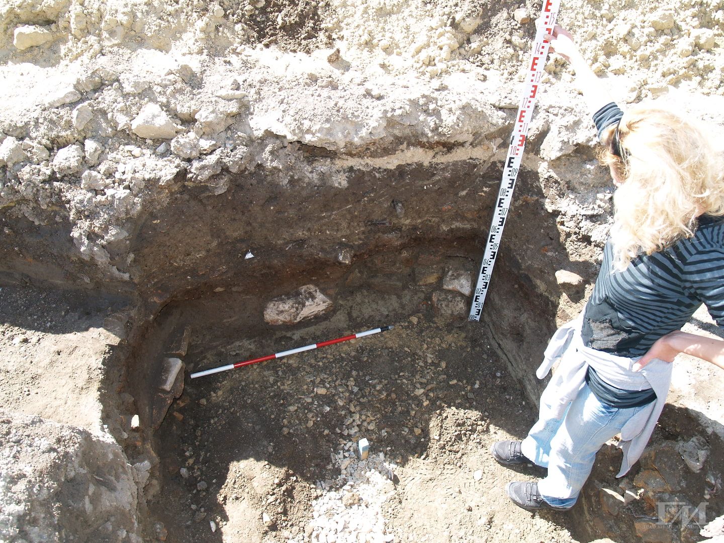 Археолошка екипа документује налазе у већ ископаним рововима