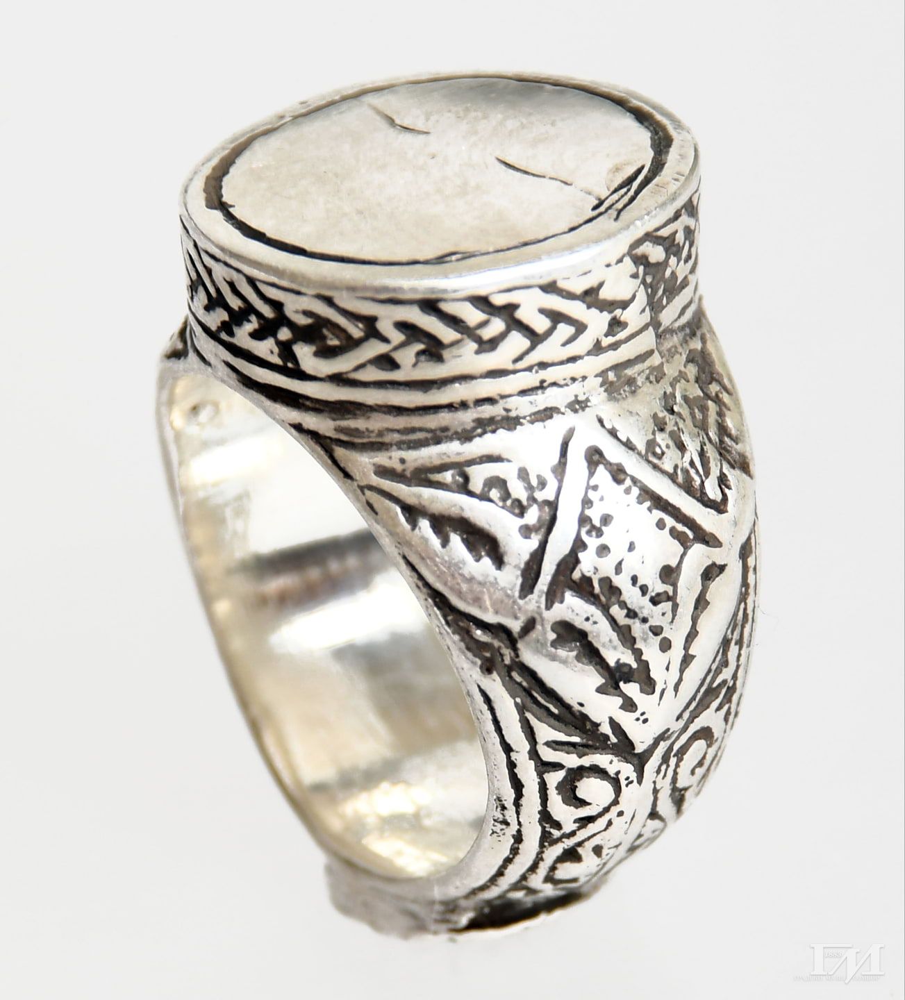 Реплика средњовековног прстена за лук, крај XIV века